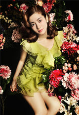 组图：李晟绚丽写真秀美腿 簇拥花海明艳动人