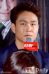 组图：《老千2》TOP红西服框架镜亮相 呆萌帅气