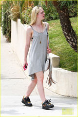 组图：艾丽-范宁休闲连身裙现身显青春时尚