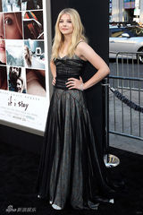 组图：小贝长子力挺绯闻女友 齐现身新片首映