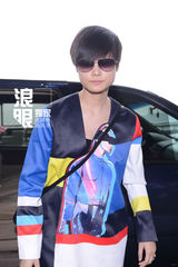 组图：李宇春潮装现身启程戛纳 与小浪合影