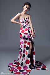 组图：甘露大片炫彩裙装演绎夏日迷情