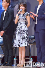 组图：李贞贤着水墨画连衣裙出席优雅含蓄