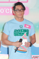 组图：佘诗曼出席活动笑林峰财多身子弱