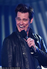 组图：金凯瑞与老搭档杰夫-丹尼尔斯现身颁奖