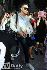 组图：Super Junior回归赴电视台彩排 粉丝围堵拍照忙