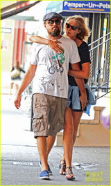 组图：莱昂纳多-迪卡普里奥与超模女友当街亲热 搂胸摸大腿