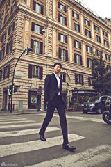 组图：高云翔漫步罗马街头 俊朗挺拔风度非凡