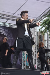 组图：潘玮柏《小丑》自创MV挑战不同类型角色