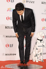 组图：孙贤周稳重亮相 实力派不用花哨也显眼