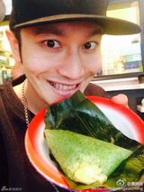 组图：众星晒童年萌照庆儿童节 自幼星范儿足