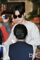 组图：朴海镇现身机场 平易亲和好似邻家欧巴