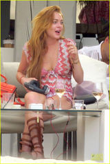 组图：林赛-罗韩低胸装露八字奶 与身旁帅哥畅聊