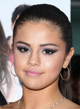 组图：赛琳娜露脐装亮相首映 妆容狂野显剽悍