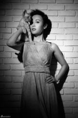 组图：石小群香肩渐裸携喵星人登封面