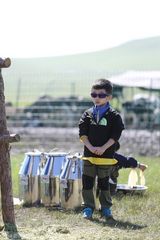 组图：《爸爸2》萌娃奶爸集体变身“挤奶工”