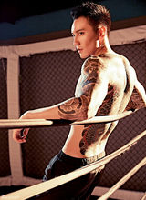 组图：王阳明时尚杂志照 肌肉健壮酷帅有型