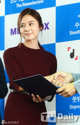 组图：韩星高娜恩任宣传大使 长裙显优雅