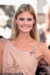 组图：威尼斯开幕 超模康士坦茨着裸色裙变仙女