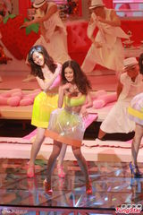 组图：港姐穿抹胸超短裙热舞 挤胸翘臀俏皮性感