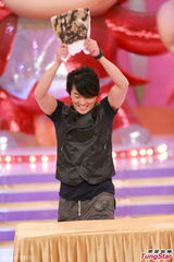 组图：郑伊健陈小春《无敌奖门人》录影玩游戏