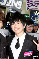 组图：张芸京香港办签唱会与歌迷亲密接触