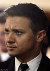 组图：《谍影4》悉尼首映 杰瑞米骑摩托入场