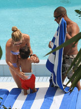 组图：荷兰超模杜晨-科洛斯比基尼秀身材