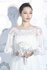 组图：李湘火红裙看秀 柳岩酥胸半露呼之欲出