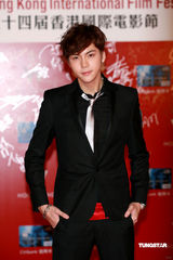 幻灯图：阿娇“艳照”后首做女主角 与陈伟霆鸳鸯浴戏