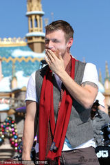 组图：后街男孩迪士尼重聚 梦幻城堡前献唱魅力不减