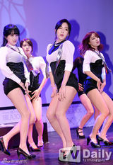 组图：韩团Rainbow小分队发片开腿撅臀耍性感