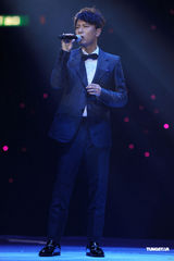 组图：张信哲助阵黄伟文作品展 郑伊健留须造型亮相