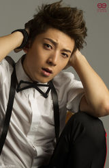 组图：陈翔曝光最新宣传照 优雅中展露成熟