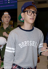 组图：EXO返韩现身机场 Kris抱礼物满载而归