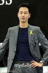 组图：赵寅成等现身釜山车展 看完帅男看车模