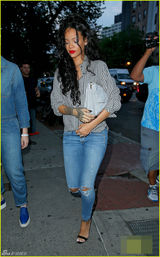 组图：蕾哈娜穿破铜牛仔裤 甜笑演绎中性美艳