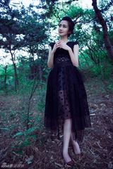 组图：司珂华空降山林之颠 黑色蕾丝展神秘魅惑