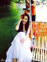 组图：48岁温碧霞与老公游桂林 低胸戴花仍美艳