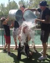 组图：贝嫂跪地挑战冰桶 被老公儿子浇成落汤鸡