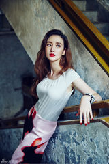 组图：张萌时尚大片 冷艳迷人展现姣好身材