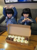 组图：台湾六岁超萌双胞胎姐妹登《艾伦秀》