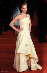 组图：“魔形女”詹妮弗劳伦斯:天生丽质何弃治