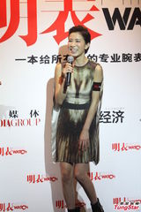 组图：佘诗曼短裙性感 自曝初恋曾送表定情