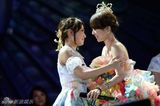 组图：大岛优子AKB48毕业公演 与好友拥抱告别
