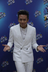 组图：《分手大师》登陆快本 邓超再刮强贱旋风