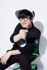 组图：汪苏泷公布潮范儿趣味写真