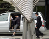 组图：好爸爸黄磊休闲外出 五五身挺凸肚