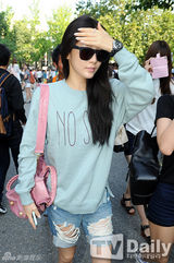 组图：Super Junior回归赴电视台彩排 粉丝围堵拍照忙