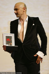 组图：弗兰科获表彰 光头亮相敞衣露稀疏胸毛